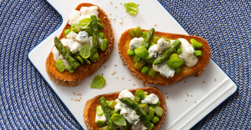 ミニエンドウ、アスパラ、そら豆、ゴルゴンゾーラ・ドルチェ、バジルのクロスティーニ